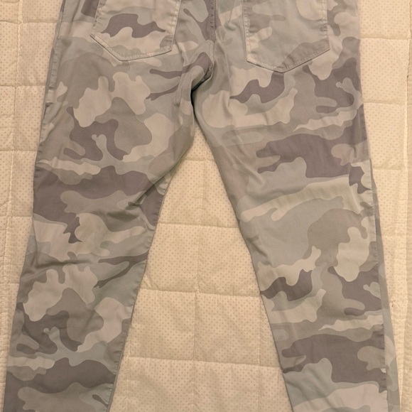 Bella Amore Made In Italy Gray Camouflage “magic stretch” Pants with raw hem. - Picture 9 of 11